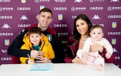 Dibu Martínez con su familia, durante la firma de la renovación de su contrato con Aston Villa