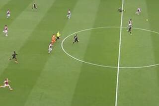 Dibu Martínez se hizo un gol en contra de cabeza, después fue al área rival... y le metieron otro