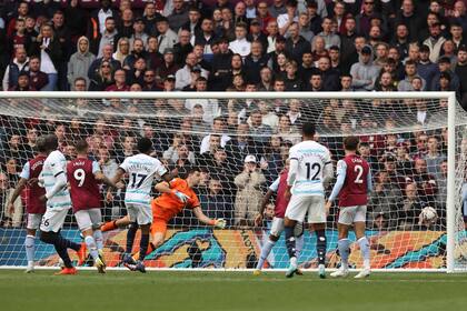 Dibu Martinez, de Aston Villa, no pude ante el gran tiro libre de Mason Mount