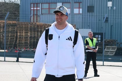 Dibu Martínez desembarcó en Francia con el Aston Villa con una gorra de la selecicón argentina