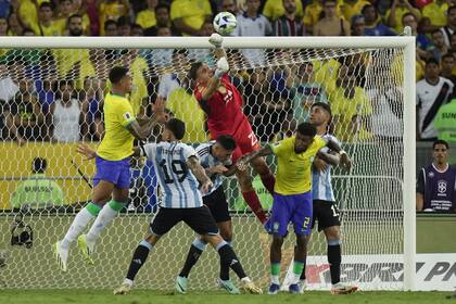 Dibu Martínez en acción durante el último partido oficial de la selección: el 1-0 ante Brasil en el Maracaná por las eliminatorias sudamericanas