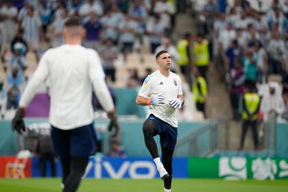 Dibu Martínez en el estadio antes del partido frente a México