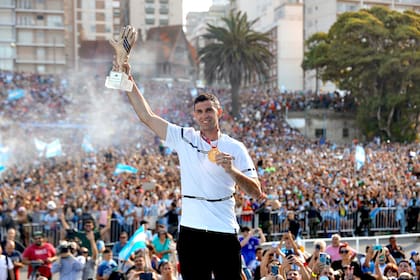 Dibu Martínez en el festejo en su honor, en Mar del Plata