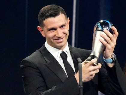 Dibu Martínez es el primer arquero argentino de la historia en ganar el premio The Best