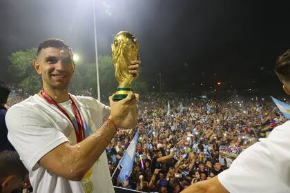 Dibu Martínez, feliz cuando miles de hinchas recibieron al equipo campeón en Ezeiza