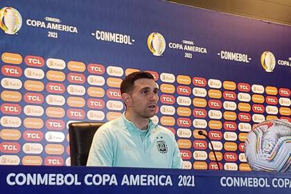 "Dibu" Martinez fue el elegido entre los jugadores argentinos para la conferencia de prensa previa a la final por la Copa América; el arquero no eludió contestar sobre la controversia de los penales ante Colombia.
