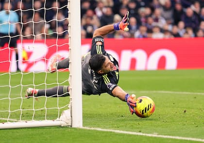 Dibu Martínez juega por la Premier League en Aston Villa, que defiende su lugar en la zona de clasificación a la próxima Champions League