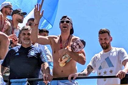 Dibu Martínez llevó un muñeco de bebé con la cara de Kylian Mbappé que le arrojaron los fanáticos durante los festejos en Buenos Aires; la imagen cayó muy mal en Francia.