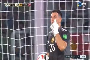 Como en la Copa América, Dibu Martínez se prendió en un duelo picante con los colombianos