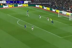 Dibu Martínez quiso cortar el centro al ras de Barcola y terminó dejándole servida la pelota a Achraf Hakimi, en el 1-0 de PSG sobre Aston Villa por la Champions League.