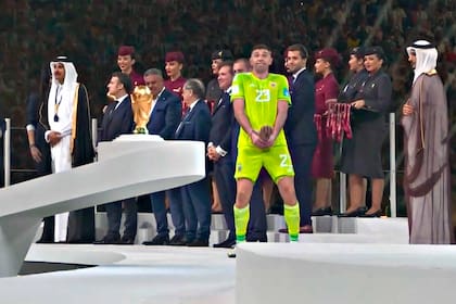 Dibu Martínez rompe el protocolo y luego de ser elegido el Mejor Arquero del Mundial replica el festejo que ensayó en la Copa América 2021, 