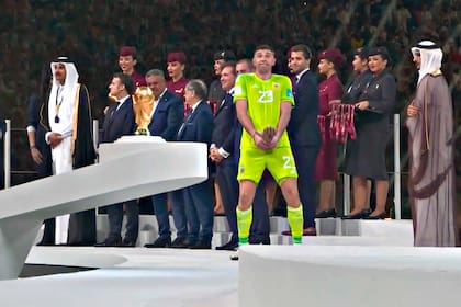 Dibu Martínez rompe el protocolo y luego de ser elegido el Mejor Arquero del Mundial replica el festejo que ensayó en la Copa América 2021,