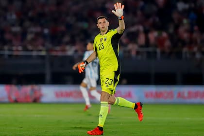 Dibu Martínez saluda al público. Atraviesa un momento excepcional en la selección