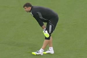 Dibu Martínez se quedó afuera antes del partido de Aston Villa: el momento de la lesión