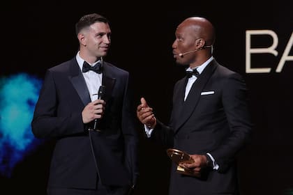 Dibu Martínez y Didier Drogba, emociones durante la ceremonia
