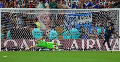 Dibu Martínez y una especialidad de la casa: atajar penales