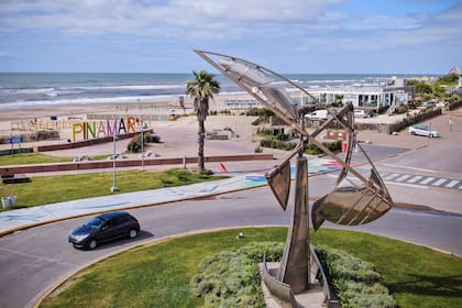 La ciudad lleva años apostando al arte público: en un punto neurálgico, "Dibujando espacios", obra de Pájaro Gómez