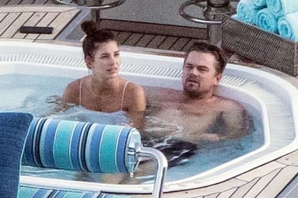 DiCaprio, relajado, junto a su novia, en el jacuzzi