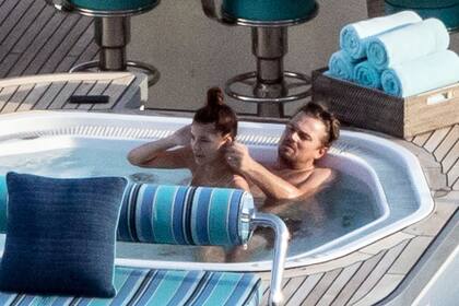 DiCaprio, relajado, junto a su novia, en el jacuzzi