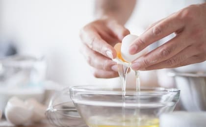 Dicen los expertos que cuanto más se bata, más aire quedará en la preparación y, por lo tanto, el flan tendrá más burbujas