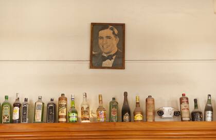 Dicen que Carlos Gardel, el Zorzal Criollo, venía a esta misma esquina a comprar sus sombreros