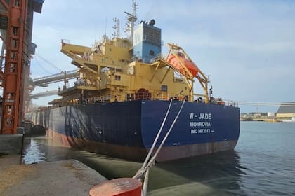 Dicen que el puerto sigue funcionando gracias al esfuerzo del personal y la experiencia acumulada