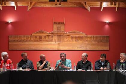 Dichiara (de buzo rojo), en una reunión del PJ en Monte Hermoso junto a Otermín, Insaurralde, Máximo Kirchner y Marcos Fernández, entre otros
