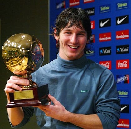 Diciembre de 2005: Lionel Messi posa con el "Golden Boy" pocos meses luego de conquistar el Mundial Sub 20 de Países Bajos.