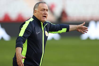 Dick Advocaat, el DT que llevó a la selección de Curazao a su primer Mundial y que puede volver al cargo