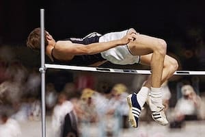 Murió Dick Fosbury, el hombre que le dio la espalda a la barra de salto y cambió al atletismo para siempre