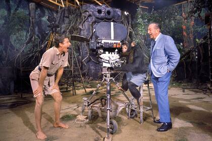 Dick Van Dyke, el chimpancé Dinky y Walt Disney en el set de Lt Robin Crusoe, en 1962.