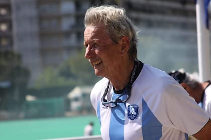 "Dicky" Berthold, el hombre del mundo empresarial que no descuidó la pasión por el hockey, que sigue practicando a sus 80 años
