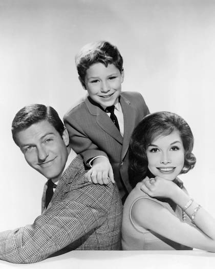 Dicky Van Dyke, el niño Larry Matthews y Mary Tyler Moore en 1965, en pleno éxito del show que lleva el nombre del actor