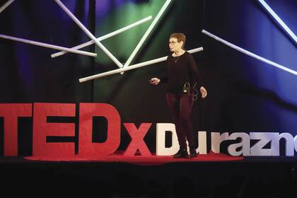 Dictando una charla TEDx, otra de sus múltiples actividades.