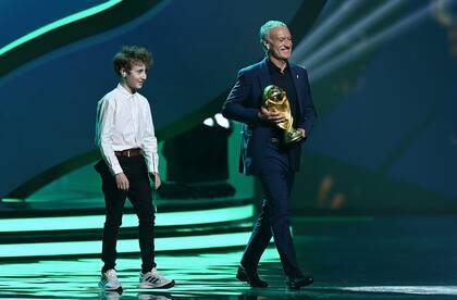 Didier Deschamps, campeón con Francia como jugador y DT, con la Copa del Mundo en sus manos, en la presentación del sorteo de Qatar 2022
