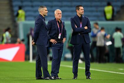 Didier Deschamps (centro), entrenador de Francia, cree que hay que afrontar este encuentro sin estrés