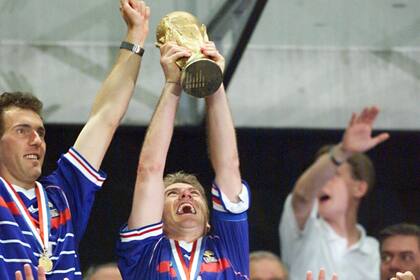 Didier Deschamps levanta la Copa del Mundo en Francia 1998