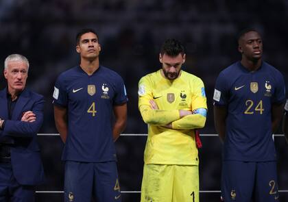 Didier Deschamps, Raphael Varane, Hugo Lloris e Ibrahima Konate en el podio de la Copa Mundial Qatar 2022; el arquero dio un paso al costado
