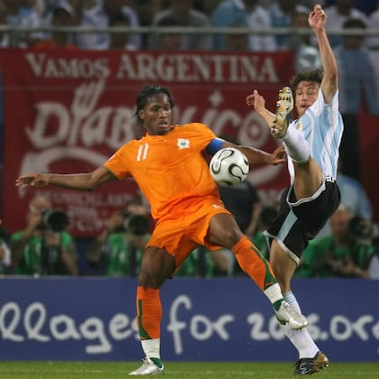 Didier Drogba y Gabriel Heinze, en la lucha por la pelota. Fue en el duelo entre Costa de Marfil y Argentina, por el Mundial 2006