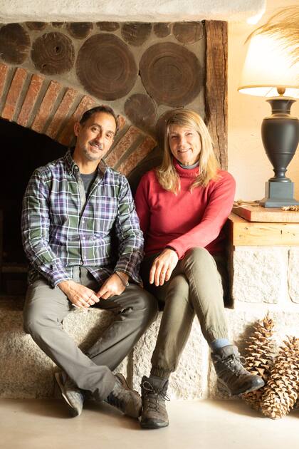 Didin y Gastón trabajan juntos, pero a metros de distancia, ella en el vivero que fundó su padre y él en la gran casa que restauraron con impecable estética, para hacer una posada.