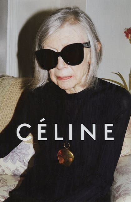 Didion, hace pocos años, con sus famosos anteojos negros, en una campaña publicitaria de la casa francesa Celine