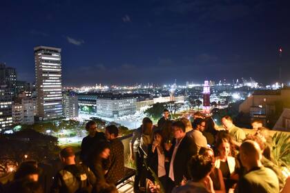 En la presentación de Die Informale en el Kavanagh se sirvieron tragos elaborados con mate por un bartender alemán