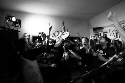 Die toten hosen en la casa de un fan La banda alemana de punk protagonizó el martes pasado uno de sus clásicos “fuera de agenda” y se presentó en el hogar de uno de sus seguidores en Vicente López; entre el mosh y la camaradería, los músicos hicieron el clásico combo asado, vino y punk