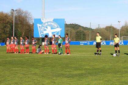 Paula Dapena, jugadora del club Viajes Interrías FF de la tercera división femenina española, se negó a homenajear a Maradona en un amistoso que su equipo jugó contra Deportivo La Coruña