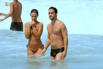 Boneta junto a su novia, disfrutando de las aguas de Río de Janeiro