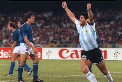 Diego Maradona festeja el gol de Caniggia en la semifinal ante Italia