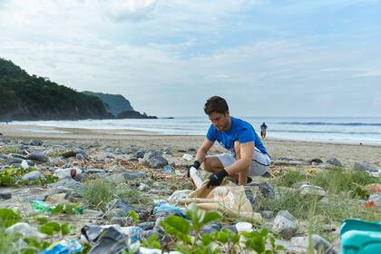 Diego Boneta recogió basura de las playas mexicanas con sus propias manos para colaborar con el reciclaje en el marco de una campaña que llega ahora a la Argentina