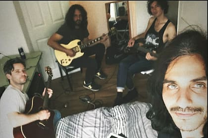 Diego Plotino vive en Barcelona y tiene una banda con la que cumple el sueño de hacer canciones y subir a los escenarios