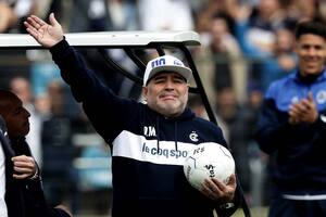 Furor por la imagen en la cancha de Gimnasia: “¿Soy el único que ve a Maradona?”