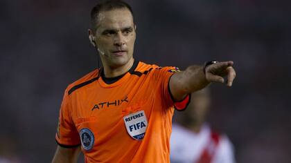 Diego Abal, el árbitro despedido por la AFA tras su error en el VAR de Gimnasia vs. Sarmiento de Junín